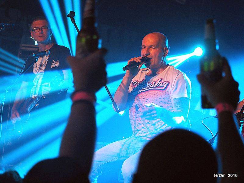 V Sádku se zpívalo a tančilo na Tři sestry. Vzduchem létala trička