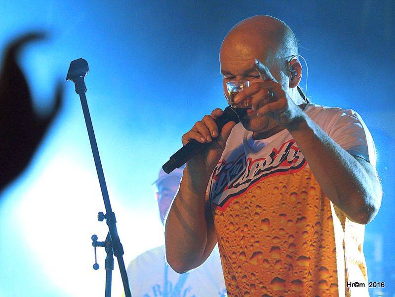 V Sádku se zpívalo a tančilo na Tři sestry. Vzduchem létala trička