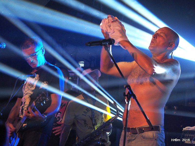 V Sádku se zpívalo a tančilo na Tři sestry. Vzduchem létala trička