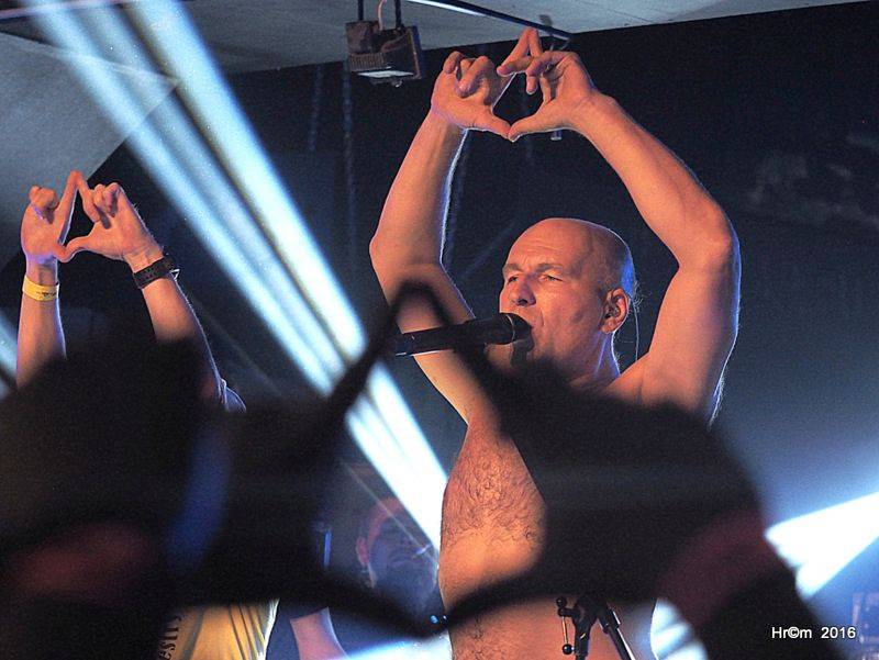 V Sádku se zpívalo a tančilo na Tři sestry. Vzduchem létala trička