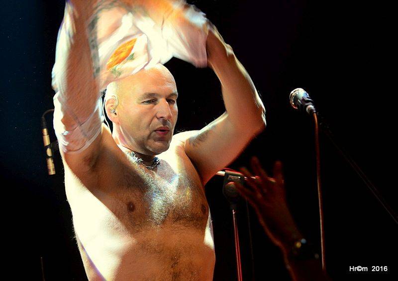 V Sádku se zpívalo a tančilo na Tři sestry. Vzduchem létala trička