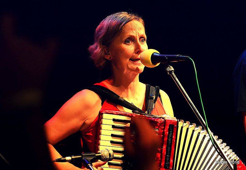 V Sádku se zpívalo a tančilo na Tři sestry. Vzduchem létala trička