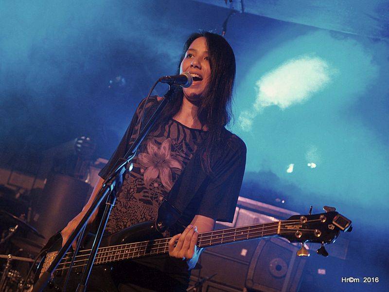 V Sádku se zpívalo a tančilo na Tři sestry. Vzduchem létala trička