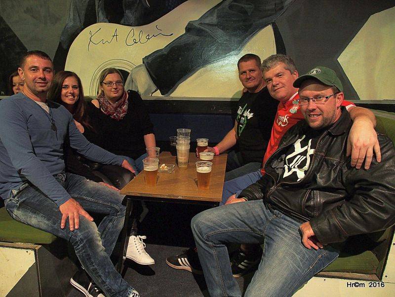 V Sádku se zpívalo a tančilo na Tři sestry. Vzduchem létala trička