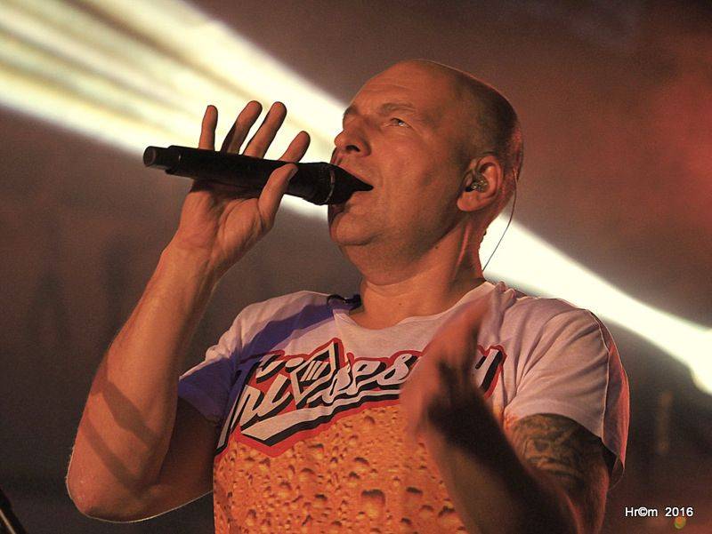 V Sádku se zpívalo a tančilo na Tři sestry. Vzduchem létala trička