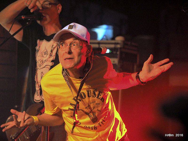 V Sádku se zpívalo a tančilo na Tři sestry. Vzduchem létala trička