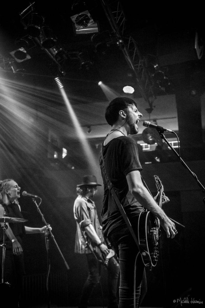 Support Lesbiens a Rituály předvedli v Lucerna Music Baru energickou jízdu