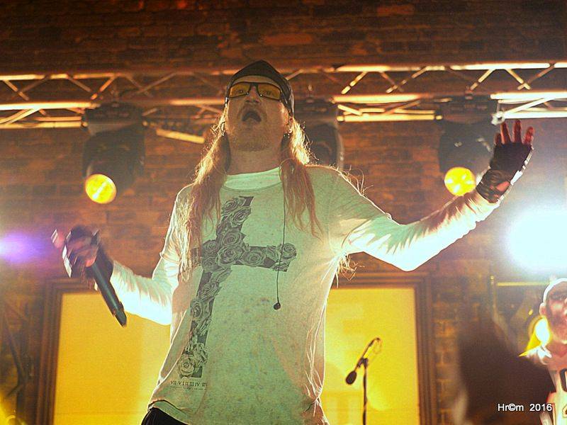 Alkehol a Walda Gang v Pardubicích: Vláďa Šafránek zpíval pro Tondu Rauera