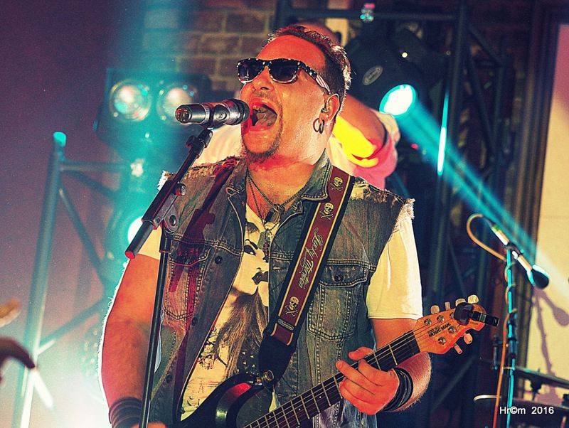 Alkehol a Walda Gang v Pardubicích: Vláďa Šafránek zpíval pro Tondu Rauera