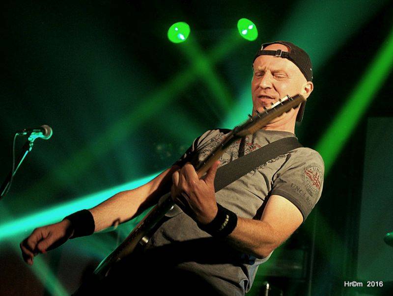 Alkehol a Walda Gang v Pardubicích: Vláďa Šafránek zpíval pro Tondu Rauera