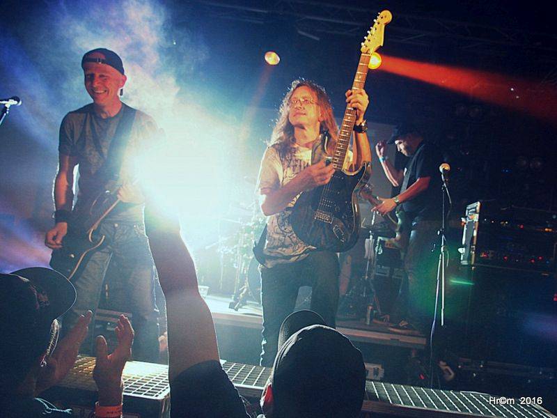 Alkehol a Walda Gang v Pardubicích: Vláďa Šafránek zpíval pro Tondu Rauera