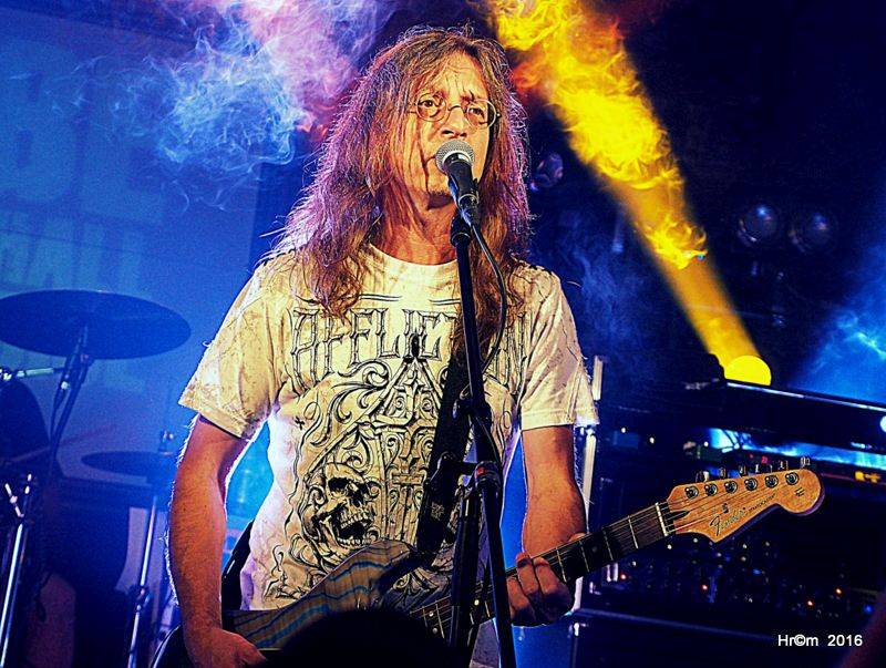 Alkehol a Walda Gang v Pardubicích: Vláďa Šafránek zpíval pro Tondu Rauera