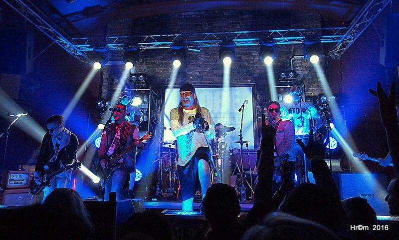 Alkehol a Walda Gang v Pardubicích: Vláďa Šafránek zpíval pro Tondu Rauera