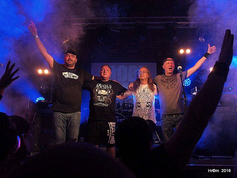 Alkehol a Walda Gang v Pardubicích: Vláďa Šafránek zpíval pro Tondu Rauera