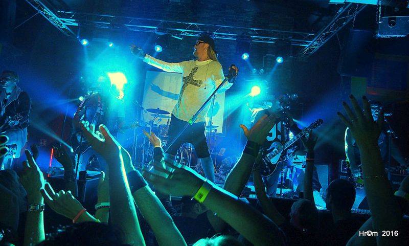 Alkehol a Walda Gang v Pardubicích: Vláďa Šafránek zpíval pro Tondu Rauera