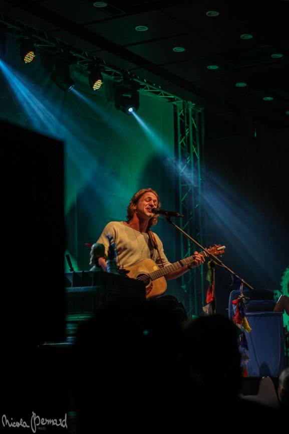 Tomáš Klus v Liberci energicky zpíval, skákal, hovoril po slovensky a vtipkoval