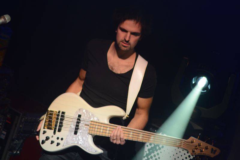 Slza v Praze bojovala s proudem, SaSaZu vyprodala hlavně mladá generace