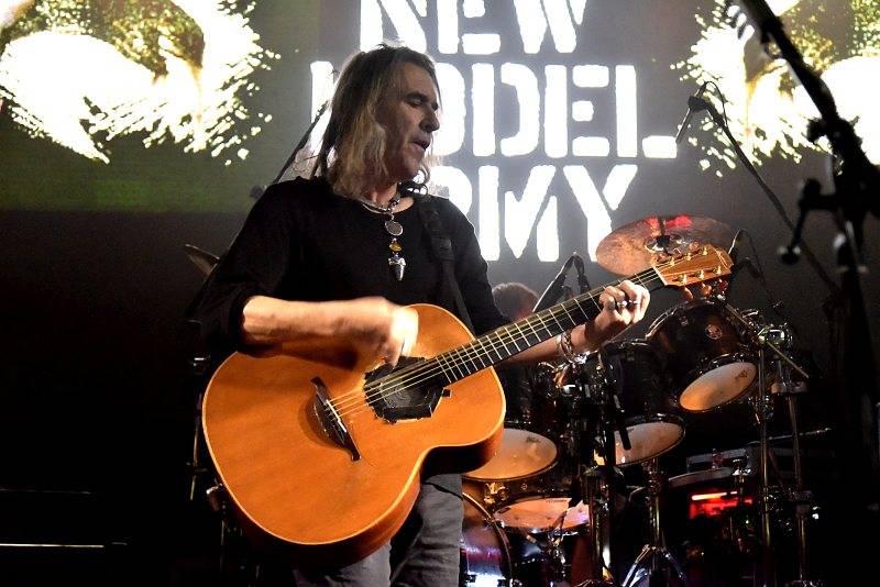 New Model Army v Praze přivolávali zimu