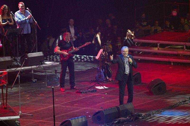 Český mejdan v O2 areně: Pro 20 tisíc lidí zpívali Jelen, No Name, Miro Žbirka i Karel Gott