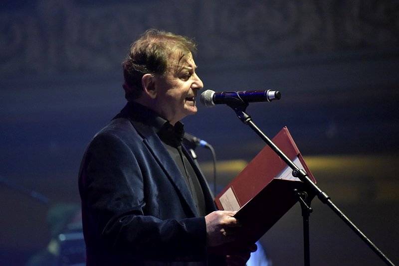 Osm desítek gratulantů obsadilo Lucernu. Václav Havel by slavil 80 let