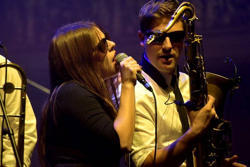 Osm desítek gratulantů obsadilo Lucernu. Václav Havel by slavil 80 let