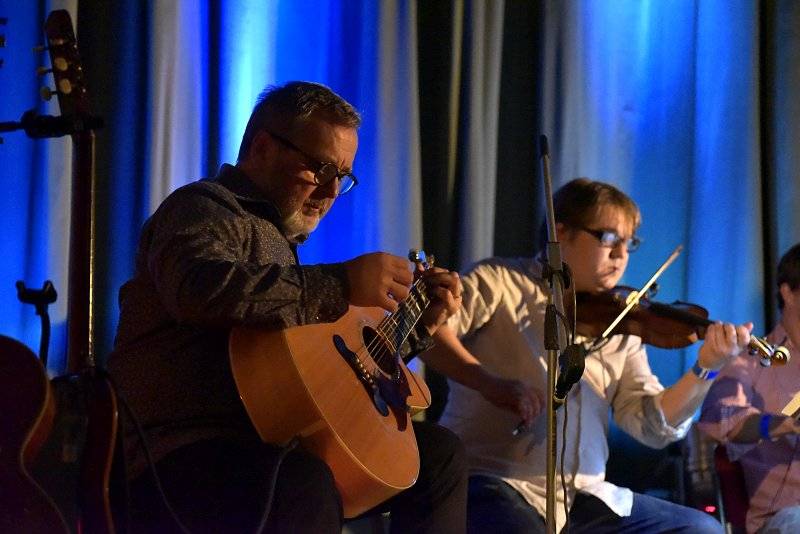 Osm desítek gratulantů obsadilo Lucernu. Václav Havel by slavil 80 let