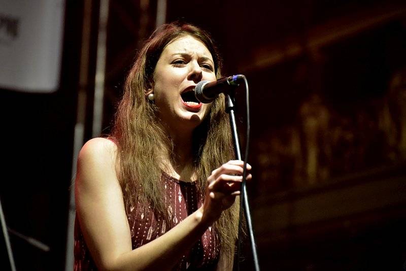 Osm desítek gratulantů obsadilo Lucernu. Václav Havel by slavil 80 let