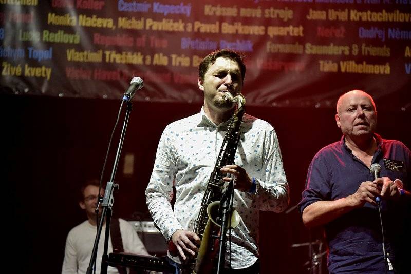 Osm desítek gratulantů obsadilo Lucernu. Václav Havel by slavil 80 let