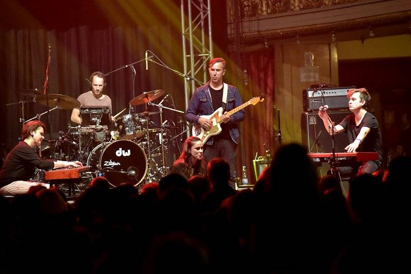 Osm desítek gratulantů obsadilo Lucernu. Václav Havel by slavil 80 let