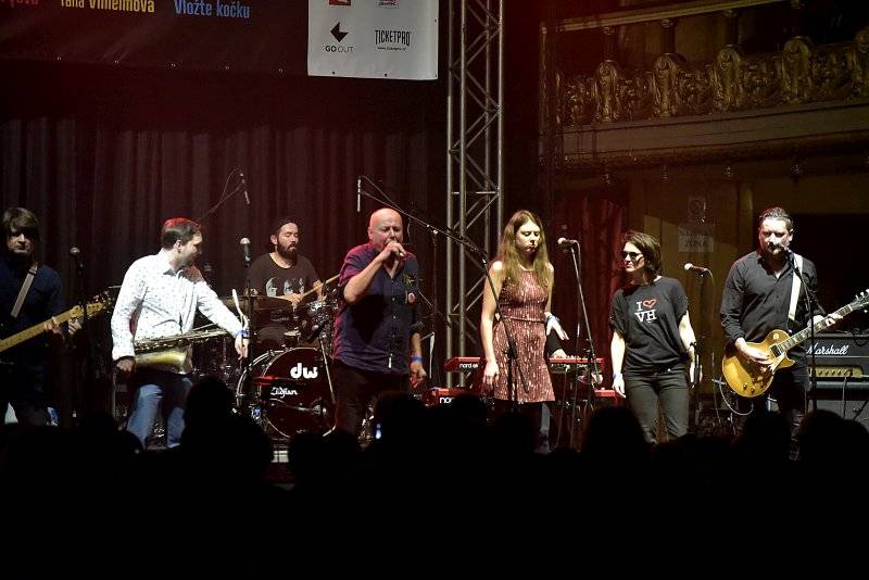 Osm desítek gratulantů obsadilo Lucernu. Václav Havel by slavil 80 let