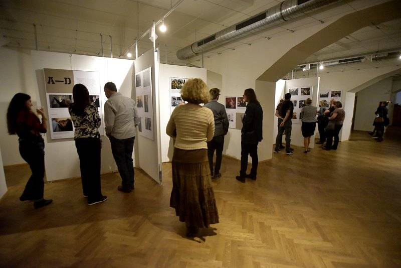 Osm desítek gratulantů obsadilo Lucernu. Václav Havel by slavil 80 let