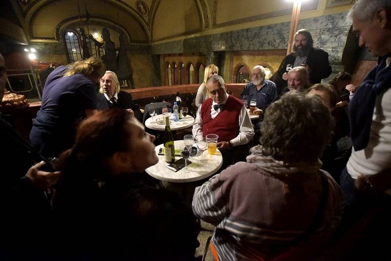 Osm desítek gratulantů obsadilo Lucernu. Václav Havel by slavil 80 let