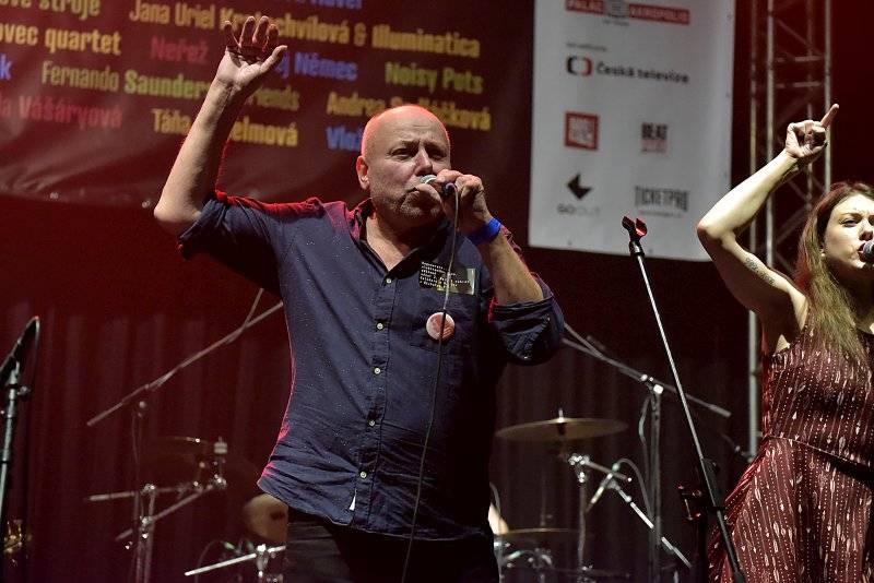 Osm desítek gratulantů obsadilo Lucernu. Václav Havel by slavil 80 let