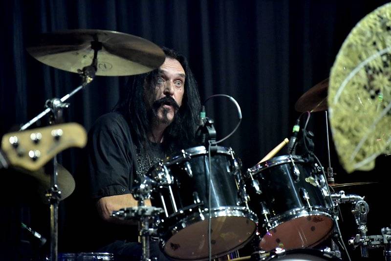 Osm desítek gratulantů obsadilo Lucernu. Václav Havel by slavil 80 let