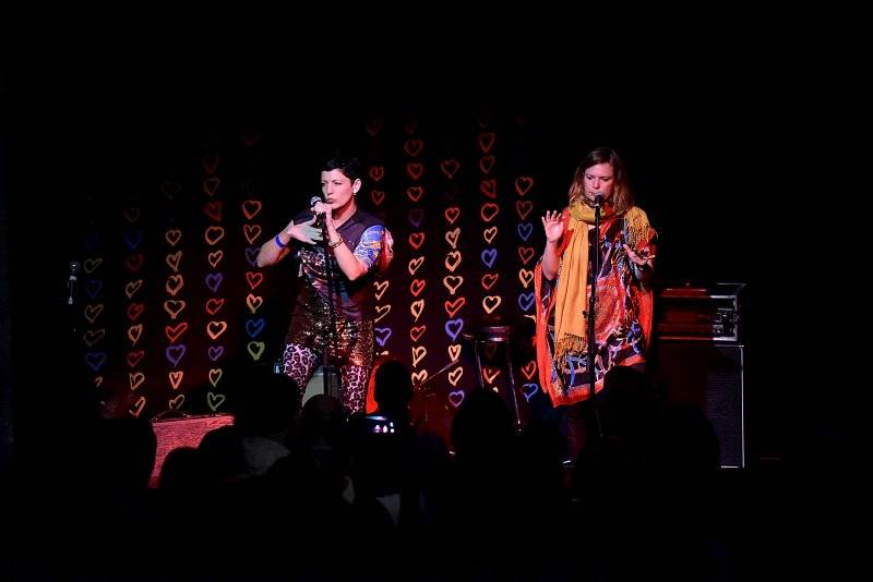 Osm desítek gratulantů obsadilo Lucernu. Václav Havel by slavil 80 let