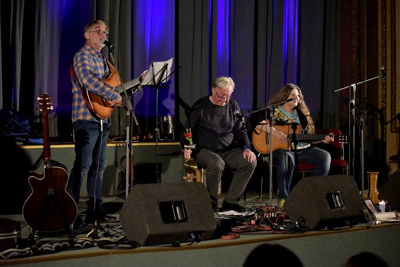 Osm desítek gratulantů obsadilo Lucernu. Václav Havel by slavil 80 let