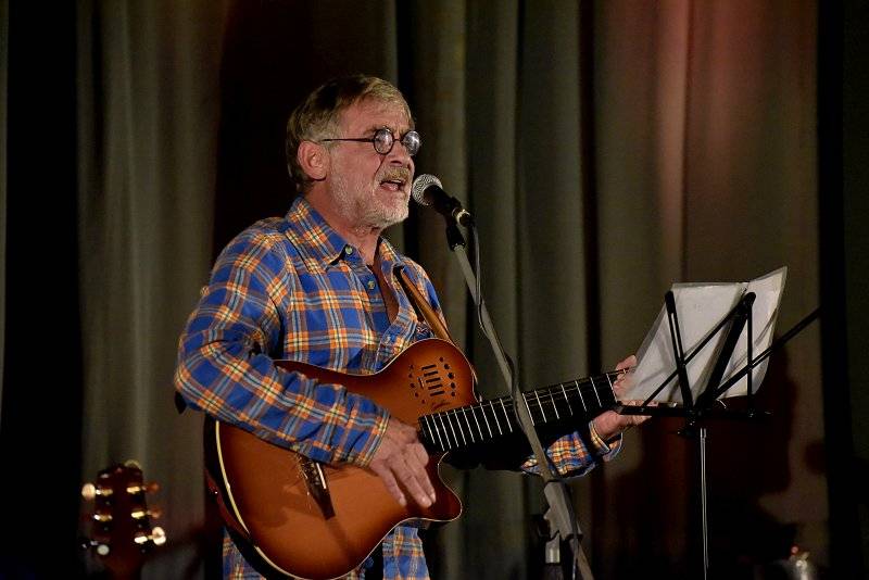 Osm desítek gratulantů obsadilo Lucernu. Václav Havel by slavil 80 let