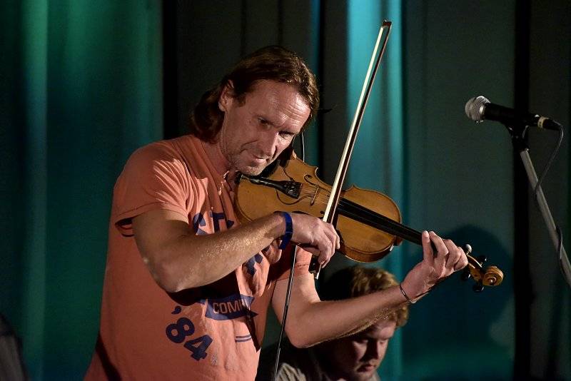 Osm desítek gratulantů obsadilo Lucernu. Václav Havel by slavil 80 let