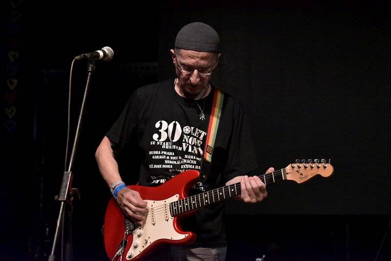 Osm desítek gratulantů obsadilo Lucernu. Václav Havel by slavil 80 let