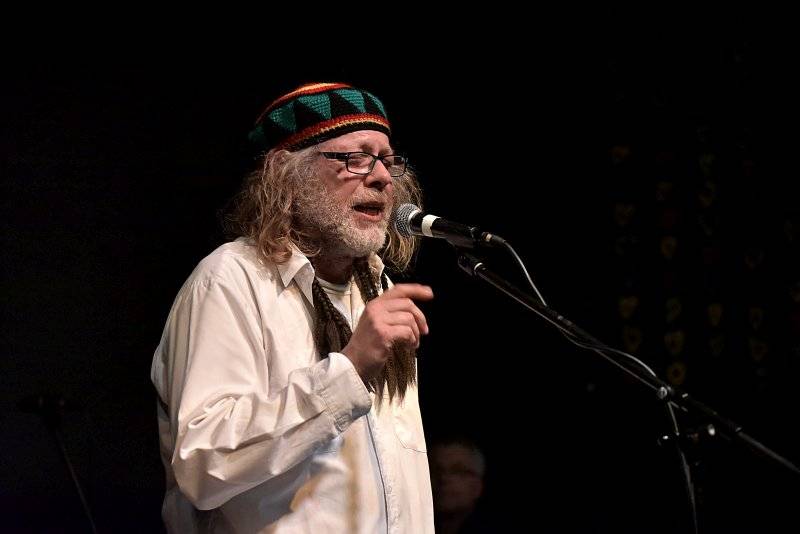 Osm desítek gratulantů obsadilo Lucernu. Václav Havel by slavil 80 let