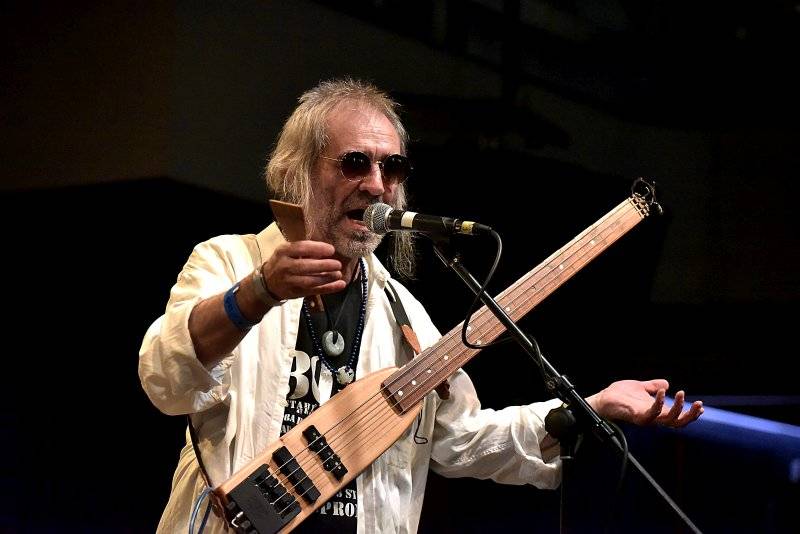 Osm desítek gratulantů obsadilo Lucernu. Václav Havel by slavil 80 let