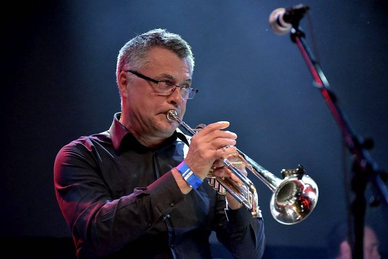 Osm desítek gratulantů obsadilo Lucernu. Václav Havel by slavil 80 let