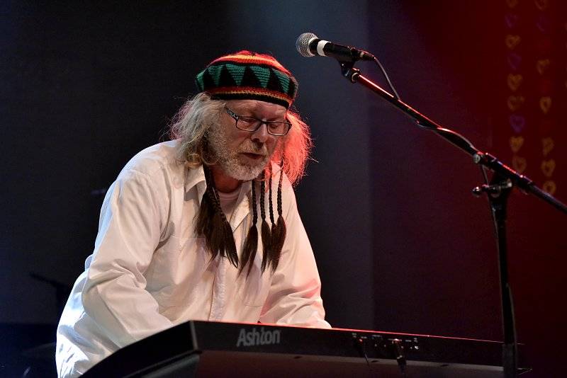 Osm desítek gratulantů obsadilo Lucernu. Václav Havel by slavil 80 let