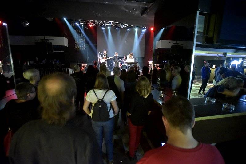 Osm desítek gratulantů obsadilo Lucernu. Václav Havel by slavil 80 let