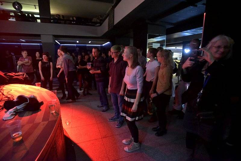 Osm desítek gratulantů obsadilo Lucernu. Václav Havel by slavil 80 let