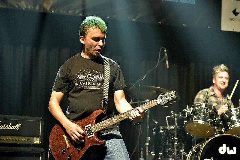 Osm desítek gratulantů obsadilo Lucernu. Václav Havel by slavil 80 let