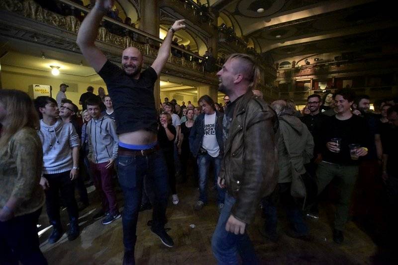 Osm desítek gratulantů obsadilo Lucernu. Václav Havel by slavil 80 let