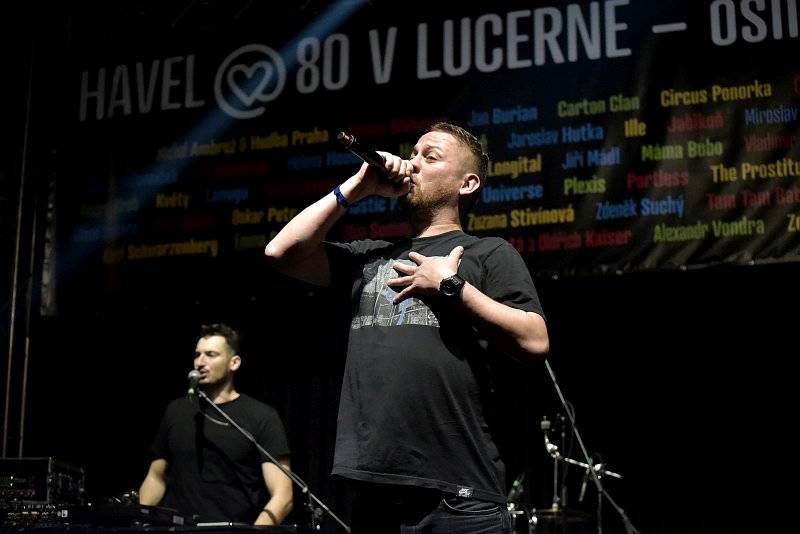 Osm desítek gratulantů obsadilo Lucernu. Václav Havel by slavil 80 let