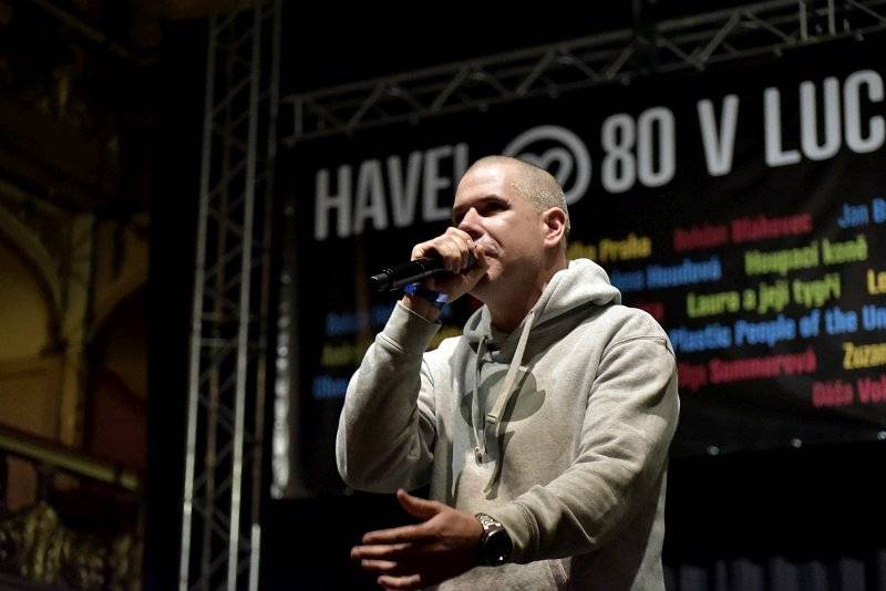 Osm desítek gratulantů obsadilo Lucernu. Václav Havel by slavil 80 let