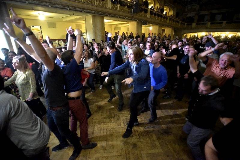 Osm desítek gratulantů obsadilo Lucernu. Václav Havel by slavil 80 let